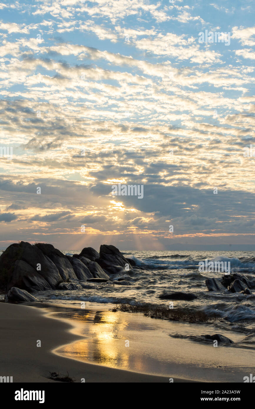 Sunrise sulla riva del Lago Malawi Foto Stock