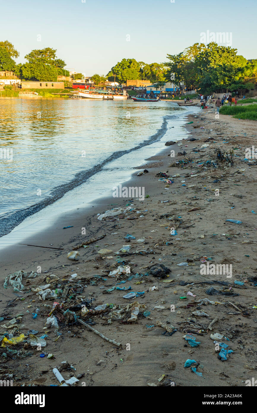 Inquinamento di plastica sulle rive del Lago Malawi, vicino a Nkhata Bay Foto Stock