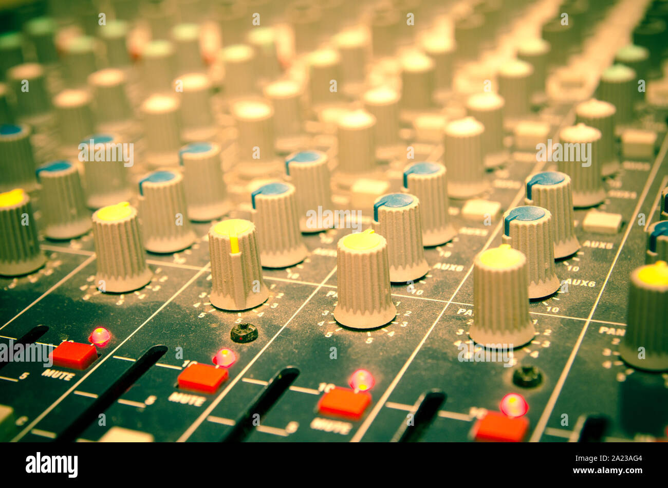 Console di miscelazione in una registrazione audio studio Foto Stock