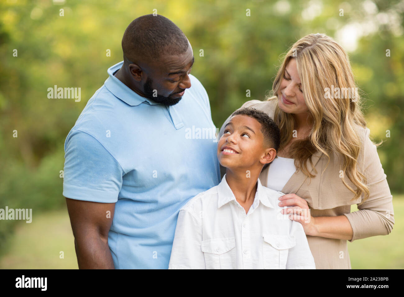 Ritratto di un multi etnico ridere di famiglia. Foto Stock