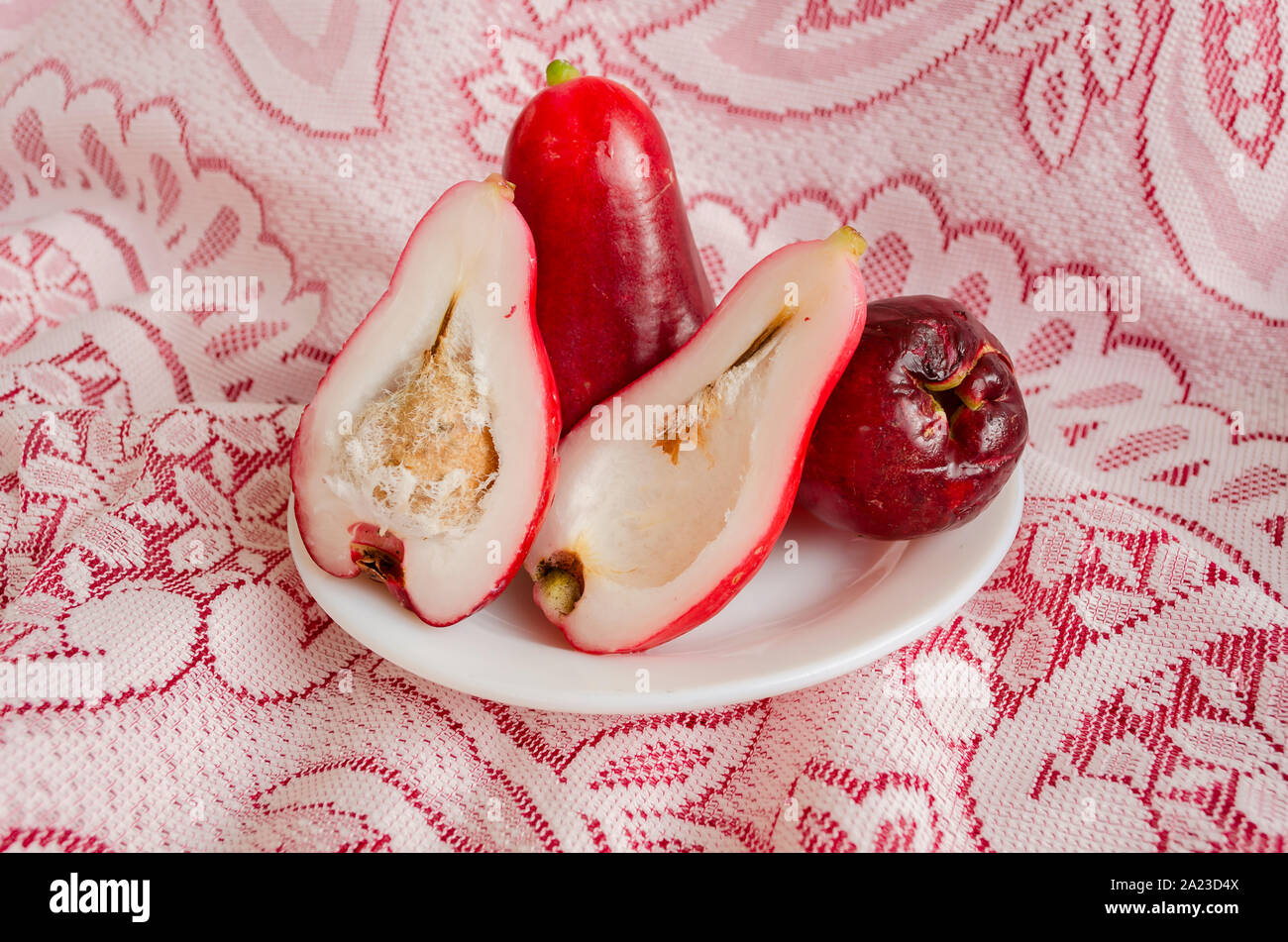 Piatto pieno di Rosso Otaheite mature mele Foto Stock