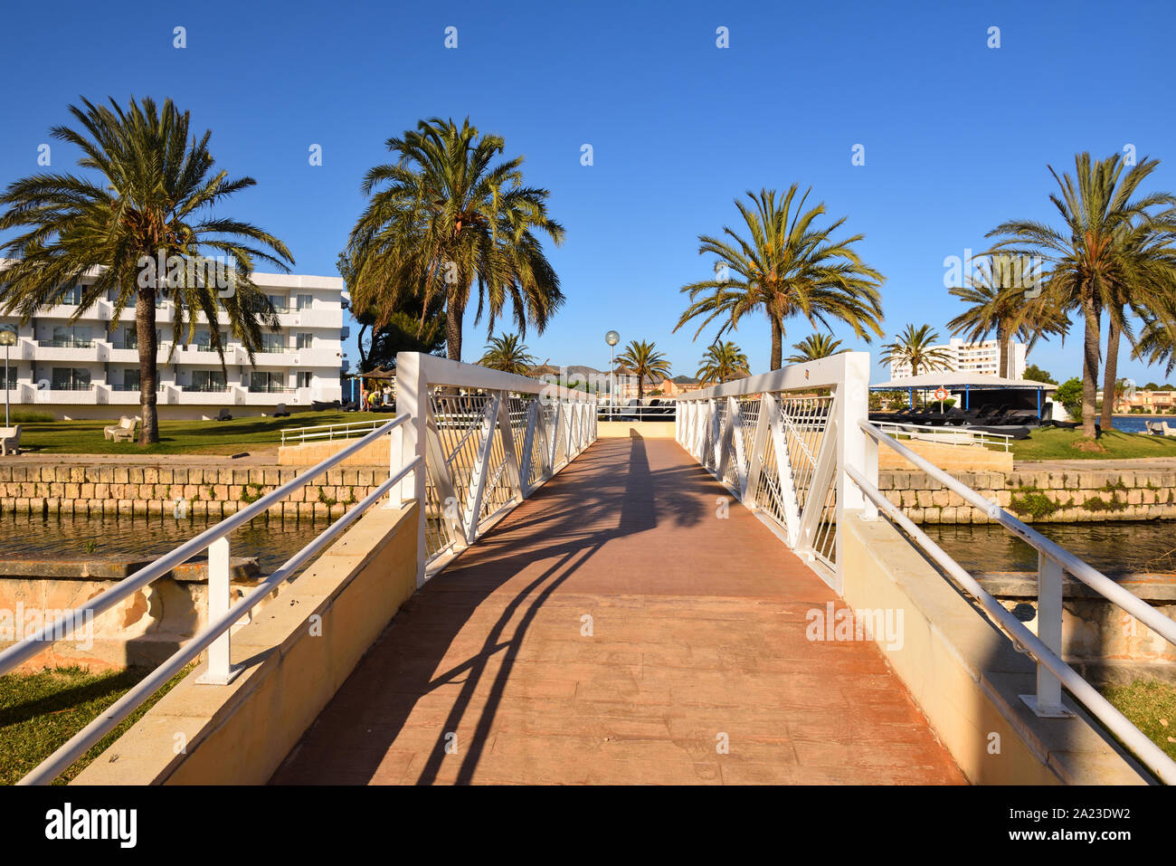 Passerella su un canale nella città di Alcudia a Mallorca, Spagna Foto Stock