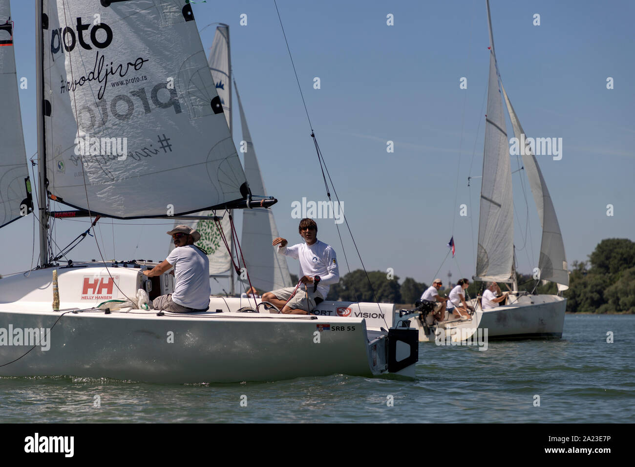 Belgrado, Serbia, Agosto 18, 2019: Tre-persona scuderie concorrenti nella classe Micro regata a vela sul fiume Sava Foto Stock