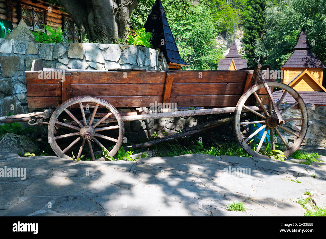 Un vecchio carrello di legno. Retrò agricolo di modalità di trasporto Foto  stock - Alamy