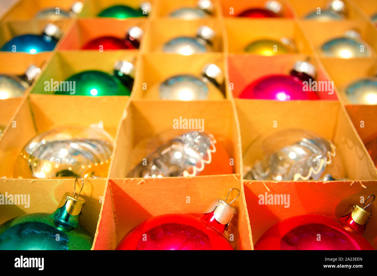 Vintage le decorazioni di Natale in una scatola Foto Stock