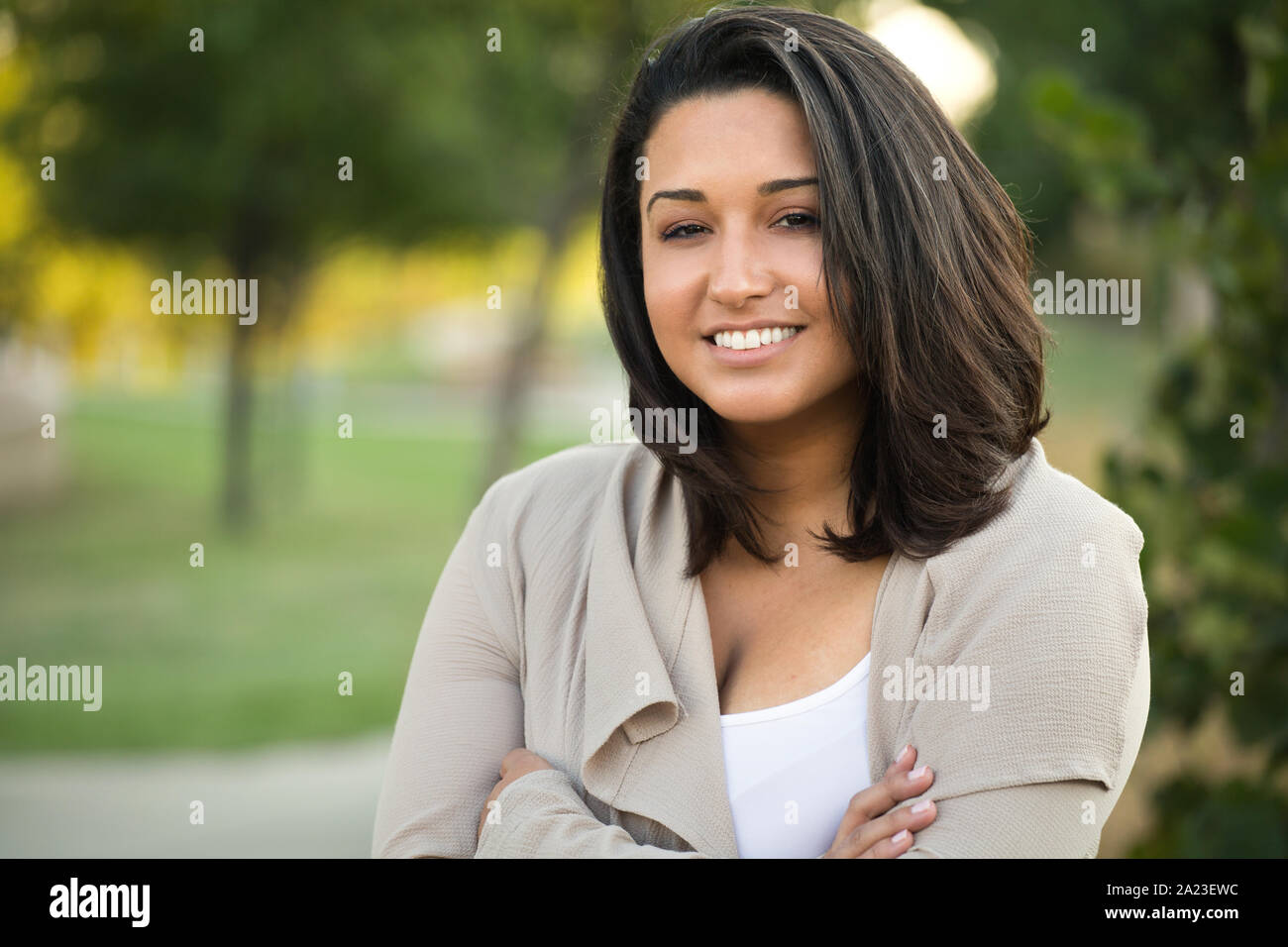 Giovani fiduciosi felice ispanico donna sorridente al di fuori. Foto Stock