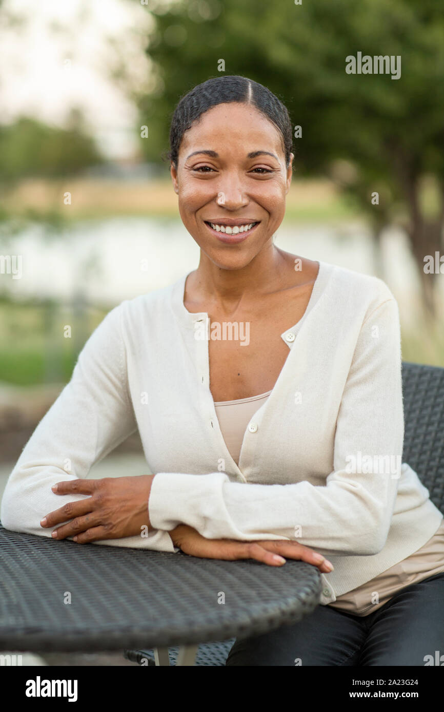 Coppia fiducioso americano africano donna sorridente al di fuori. Foto Stock