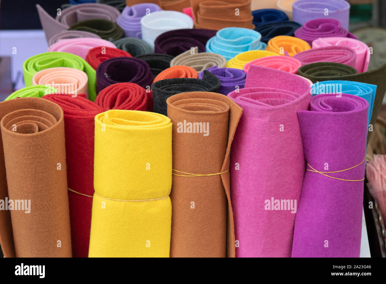 Colorate feltri rotonde sono state riprese schierate. close-up. Foto Stock