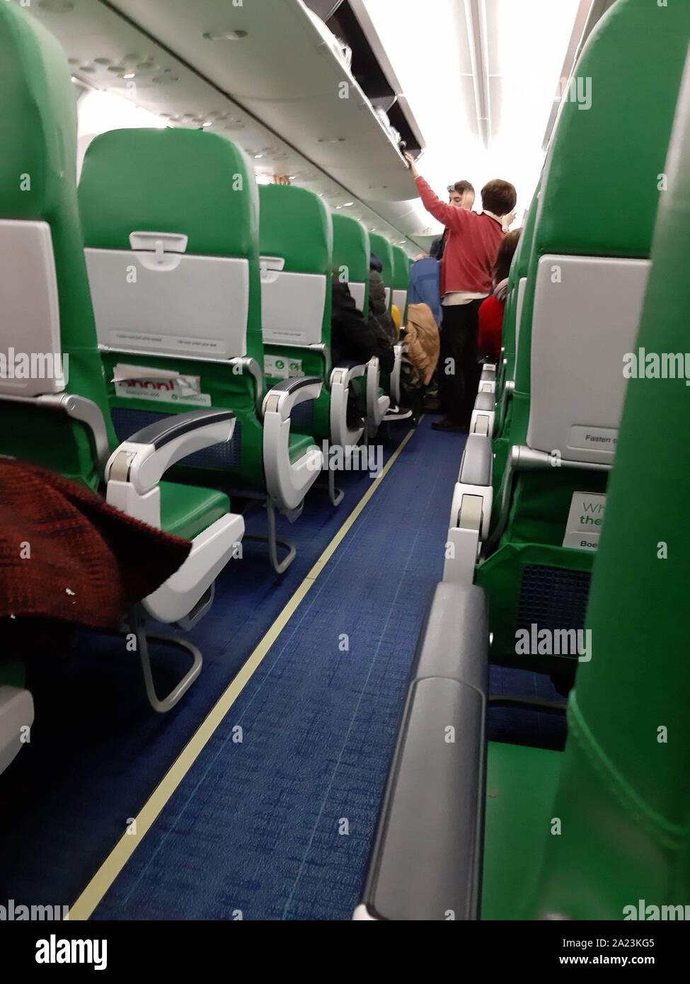Treno europeo di viaggio foto verticale di taglio. sedi di verde e corridoio con tappeti blu. Foto Stock