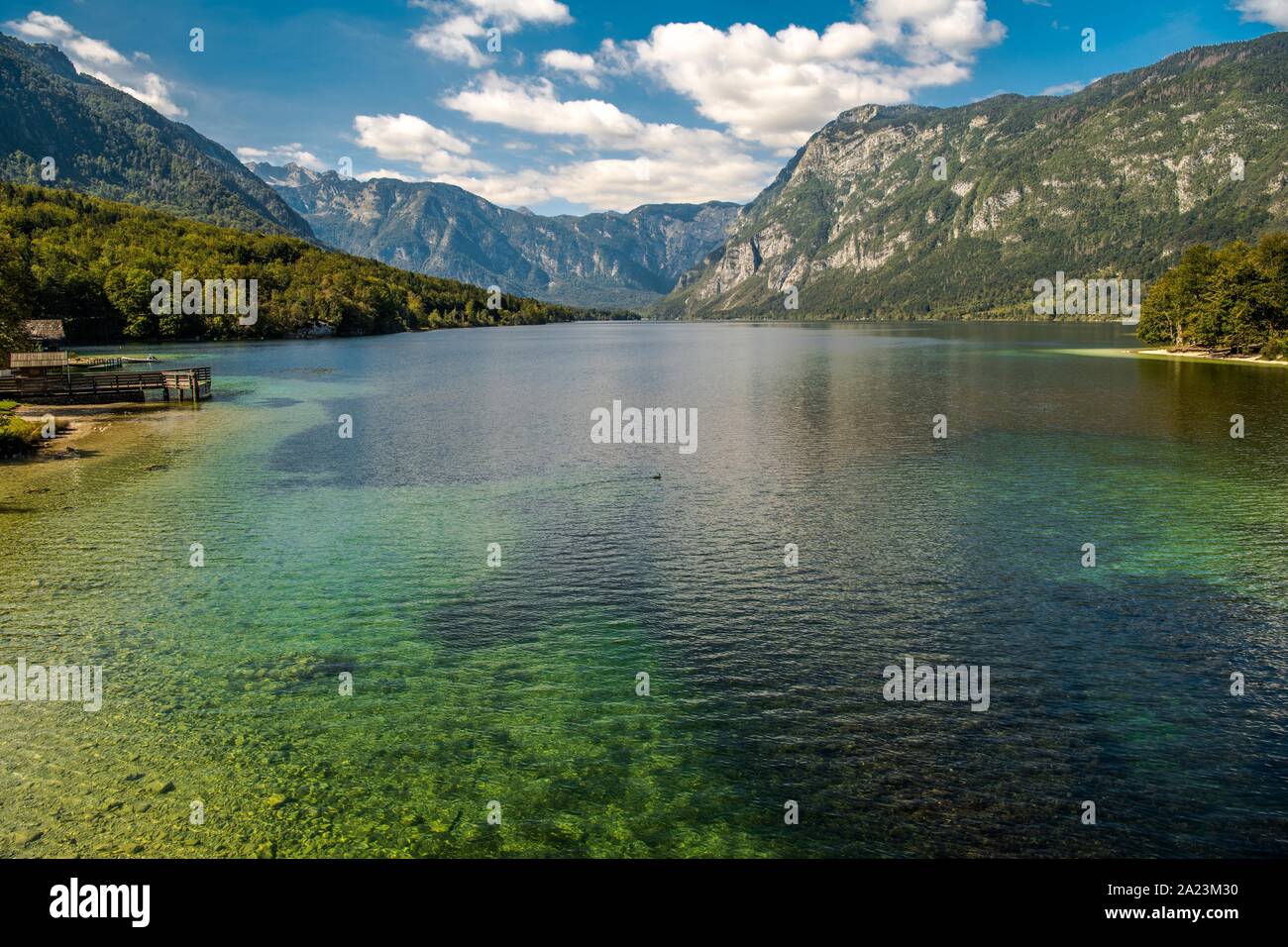Il pittoresco Lago di Bohinj in Slovenia. Caduta stagione al lago. Bohinj delle Alpi Giulie. Alta Carniola regione e parte della nazionale del Triglav Par Foto Stock