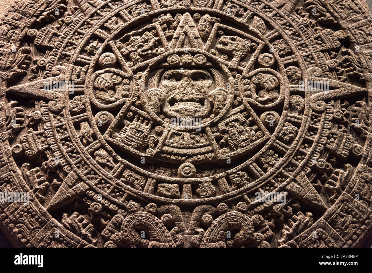 Luglio 24, 2019: Calendario azteco Pietra o Pietra del sole e il Museo Nazionale di Antropologia, Città del Messico, Messico Foto Stock