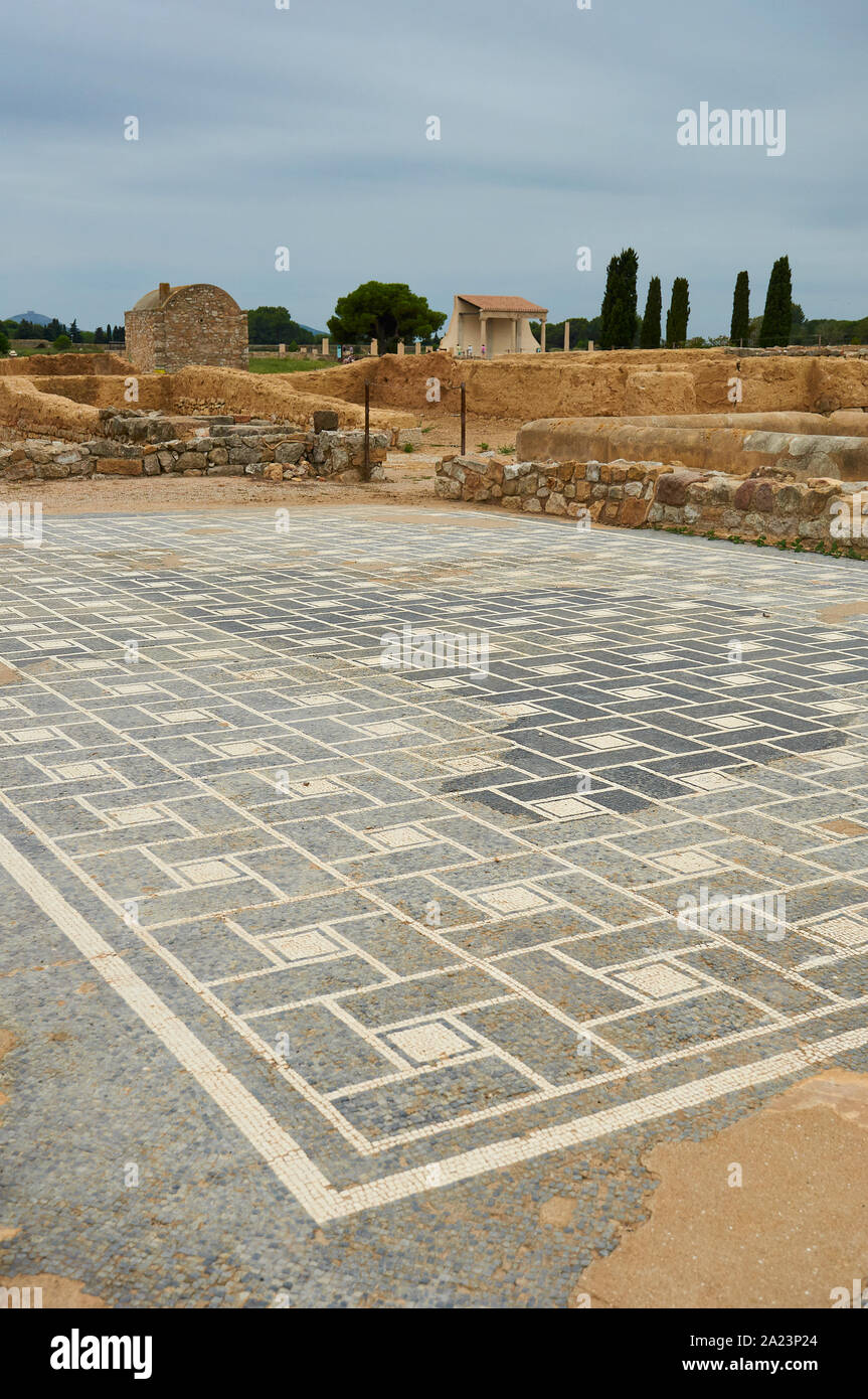 Geometrico mosaico romano in una domus della antica città romana di Empúries Sito Archeologico (Ampurias, La Escala, Alt Empordà, Girona, Spagna) Foto Stock