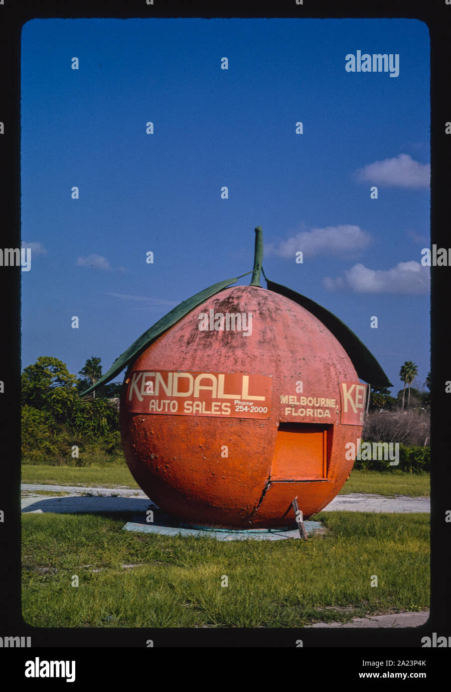 Edificio di colore arancione, Melbourne Florida Foto Stock Edificio di colore arancione, Melbourne Florida Foto Stock