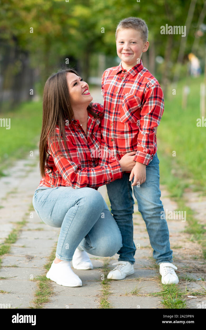 Madre e figlio sono sorridente felicemente in una passeggiata nel parco. Foto Stock