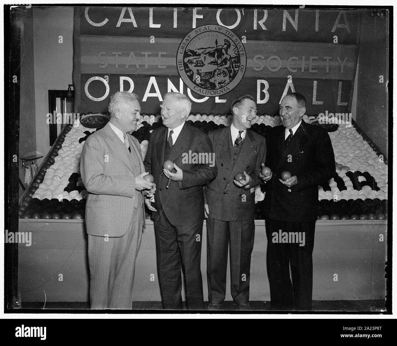 Le arance per i leader del Congresso. Washington D.C., Mar. 7. Oggi è stata la California Orange-day al Campidoglio e i leader del Congresso sono stati presentati con le casse del vecchio Gold e marchio Sunkist di cui i figli nativi rivendicazione sono le migliori arance coltivate in tutto il mondo. Le arance, presentato dal mutuo arancio associazione distributori, segnalato il prossimo grande arance mostra della California che aprirà il 16 marzo. Nella foto, da sinistra a destra: sost. Frank H. Buck di Cal.; Vice Presidente Garner; sost. Harry R. Shepard di Cal.; e altoparlante William B. Bankhead, 3/7/38 Foto Stock