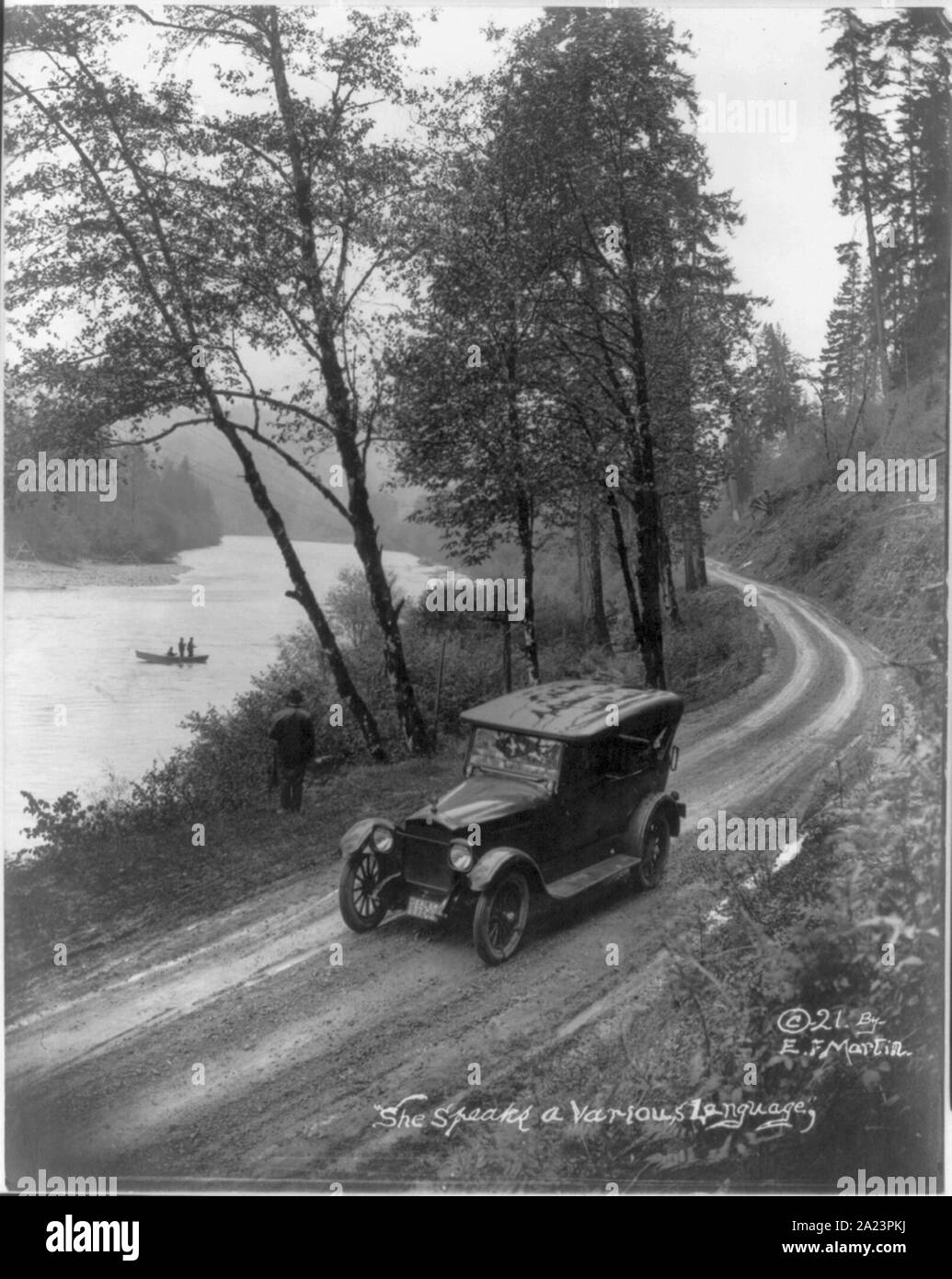 Oregon - automobile in strada accanto al flusso di pesca Foto Stock