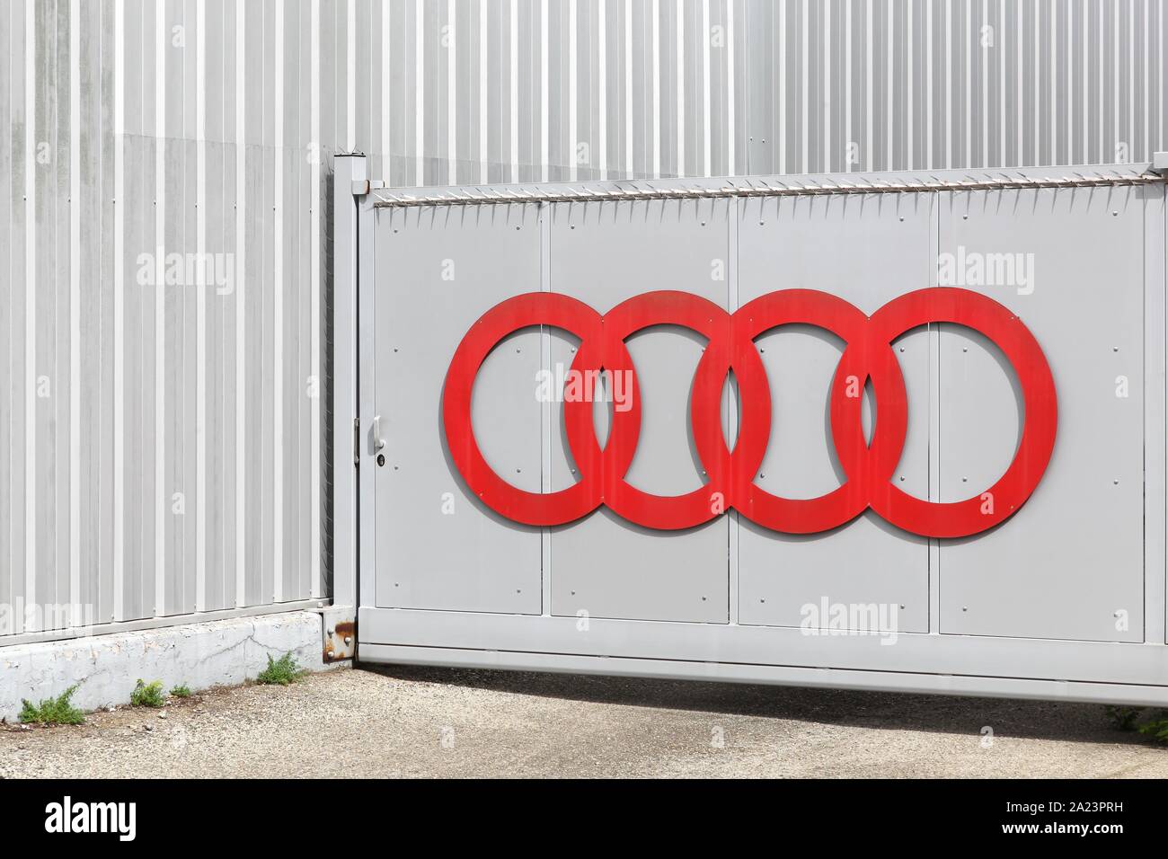 Villefranche, Francia - 22 Settembre 2019: Audi logo su un portale. Audi è un tedesco produttore di automobili Foto Stock