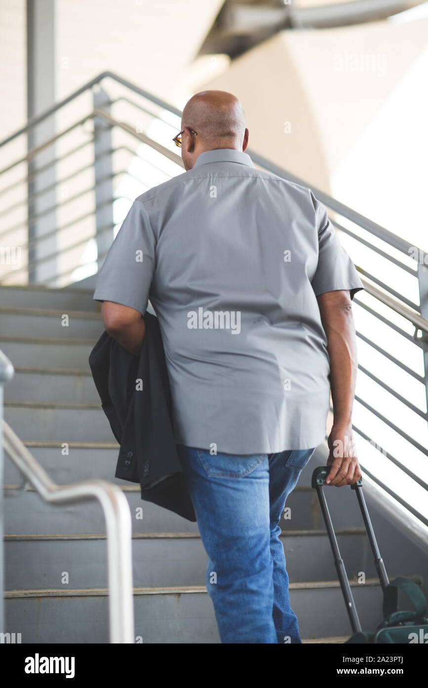 African American businessman di partire per un viaggio di lavoro. Foto Stock