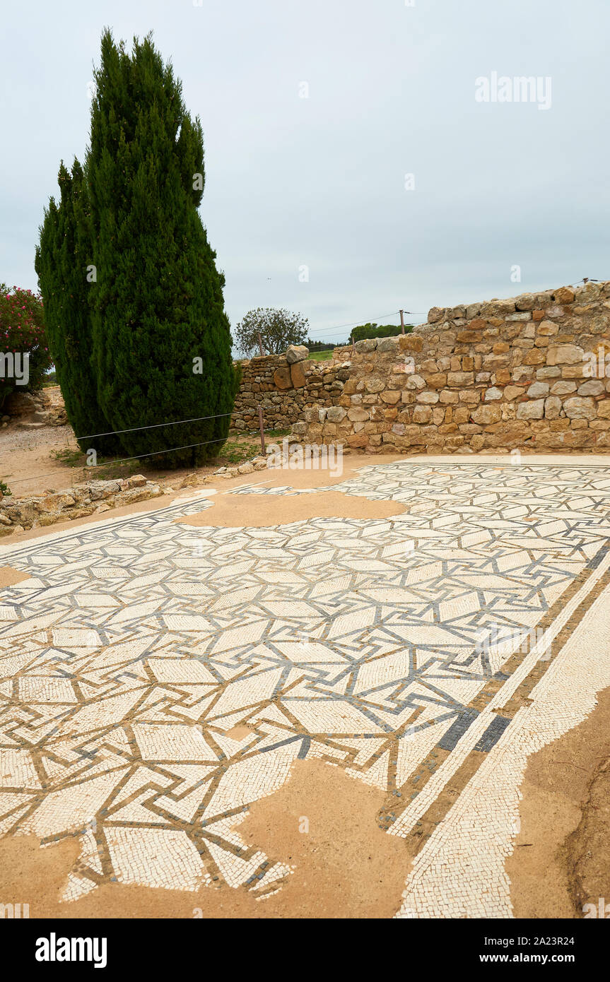 Geometrico mosaico romano in una domus della antica città romana di Empúries Sito Archeologico (MAC Empúries, Ampurias, La Escala, Alt Empordà, Girona, S Foto Stock