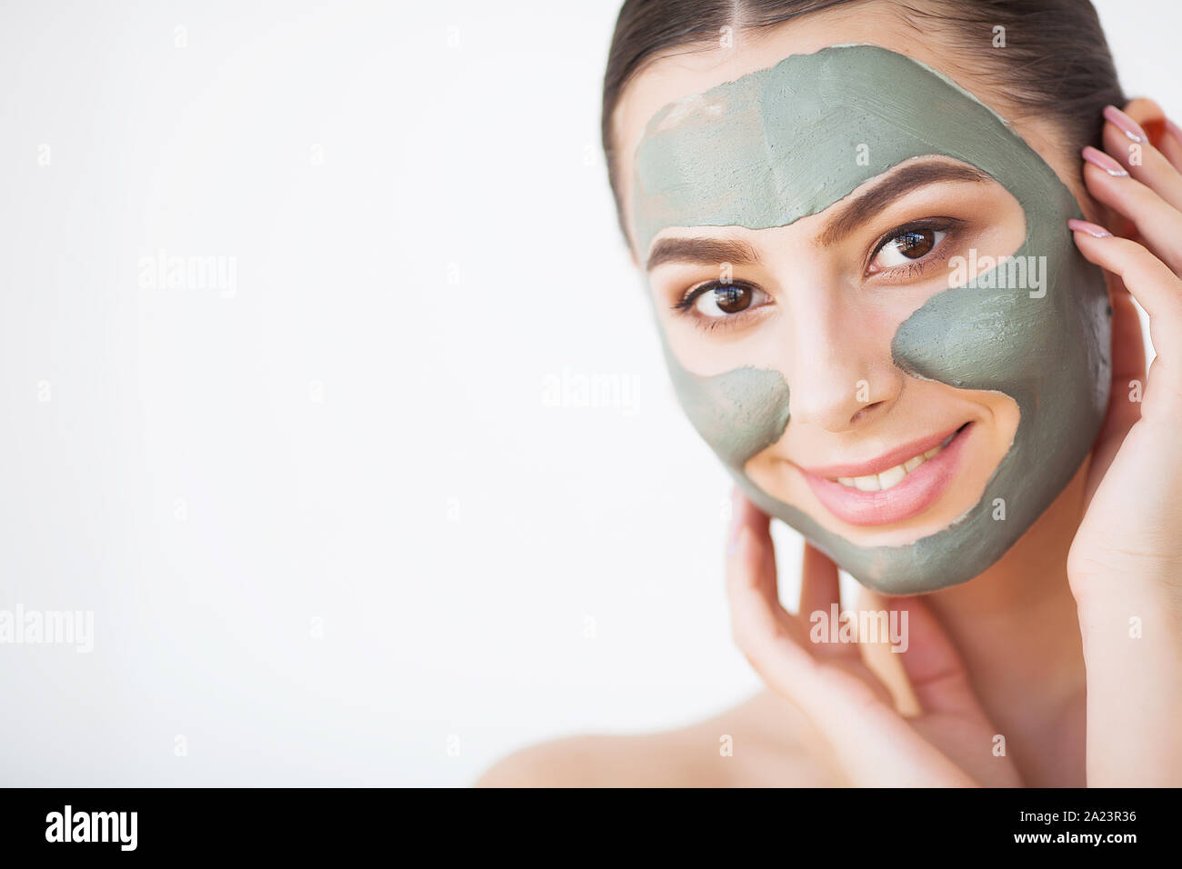Spa donna l'applicazione di pulizia viso maschera. Trattamenti di bellezza  Foto stock - Alamy