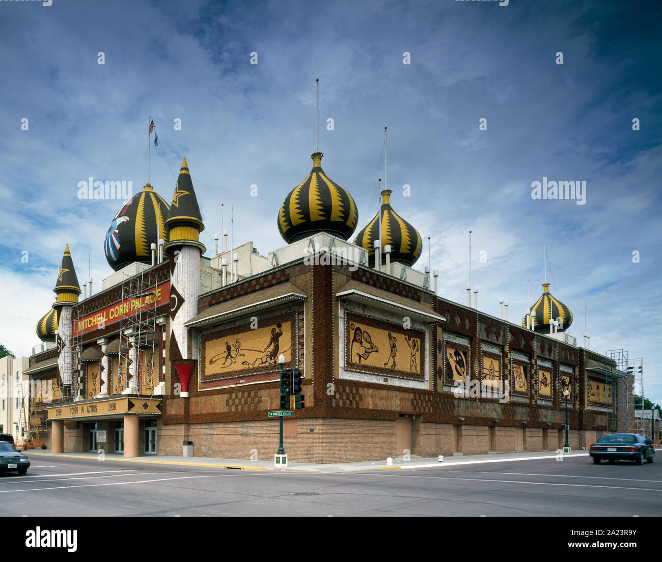 Costruito originariamente nel 1892 e più volte modificato il Corn Palace, che raddoppia come un auditorium e di attrazione turistica, è aggiornata ogni anno con i tutoli di molti colori, coltivati localmente. Mitchell, Dakota del Sud Foto Stock