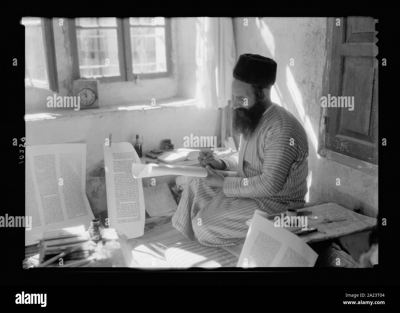 Ebrea ortodossa scribe scrivendo la Torah su pergamena Foto Stock