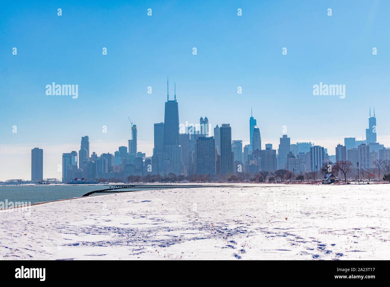 Coperte di neve in campo Lincoln Park e la skyline di Chicago Foto Stock