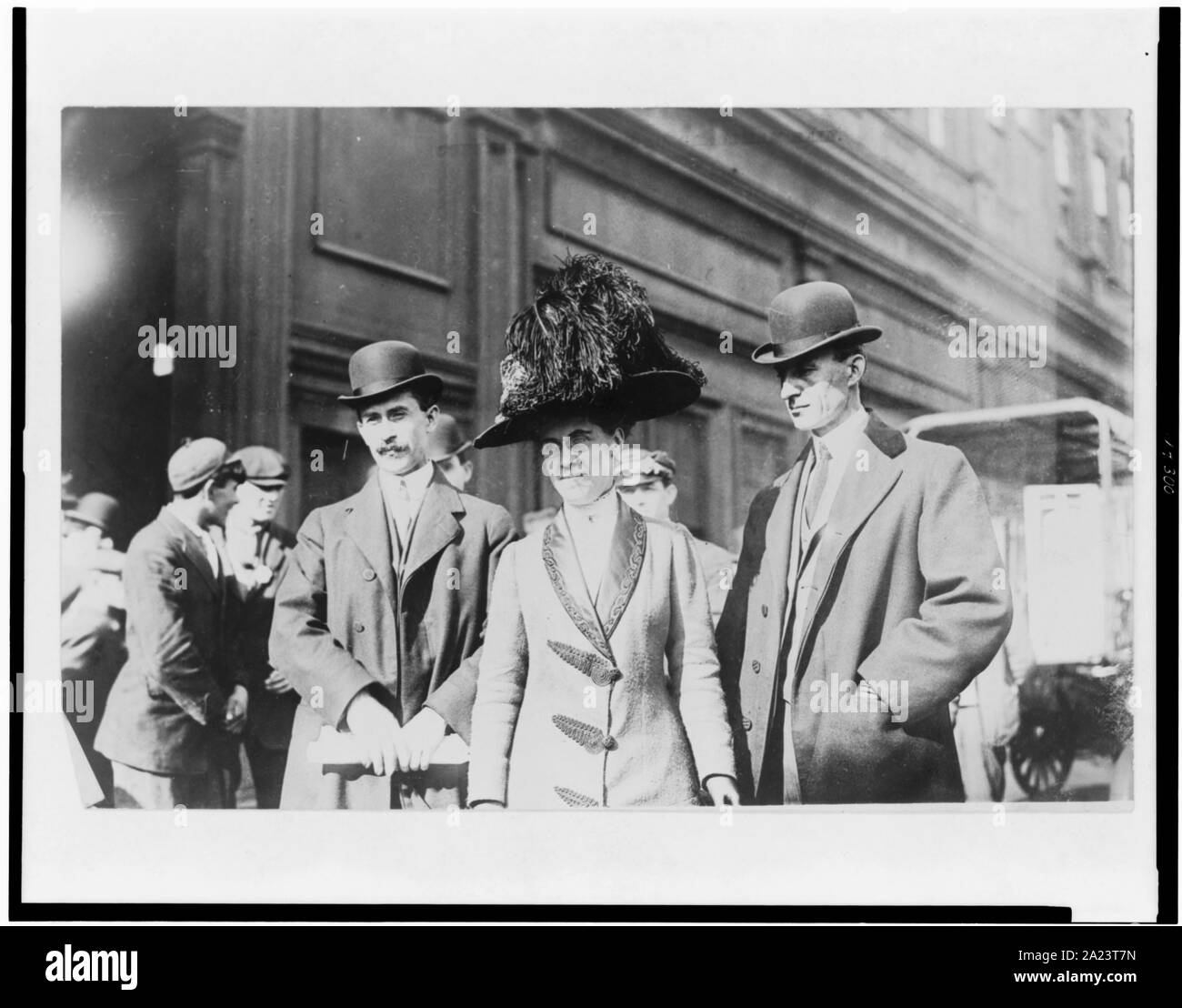 Orville Wright, William Wright e Katharine Wright, mezza lunghezza e ritratti, stando all'aperto Foto Stock