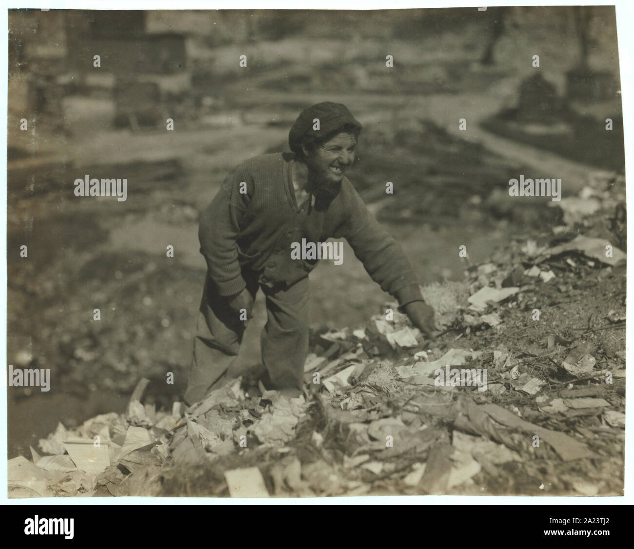 Oscar Revinsky() - Data di nascita gen. 11, 1900, 15 anni - 99 Oak Grove Ave. Un accettore su Pine St. Dump. Caso noto a S.P.C.C. (Record n. 4322) dal 1910. Nel 1913 i genitori hanno rifiutato di lasciare che il bambino sia impegnato a Wrentham, messa. Nel 1916 padre è venuto a office chiedendo che il ragazzo essere impegnati come egli ha speso tutto il suo tempo sulle discariche. Mentalità carenti. Collo coperto di cicatrici e bolle. Nessun lavoro - nessuna scuola dal 1912. Mai pulisce l. Non andare a casa per i pasti. Mangia da dump e ruba dalla cena secchi. Difficile per lui a dire dove vive. Pensiero 92 Oak Grove Ave. È stata in grado di bambino a scuola Ruggles e Foto Stock