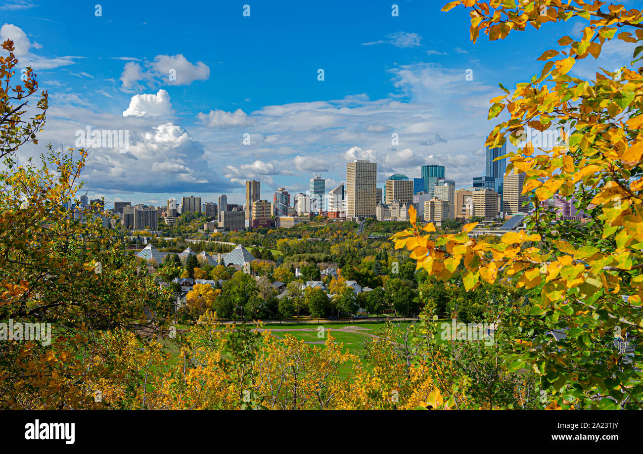Vista panoramica del centro di Edmonton, Alberta, Canada. Presa sulla soleggiata giornata autunnale. Foto Stock