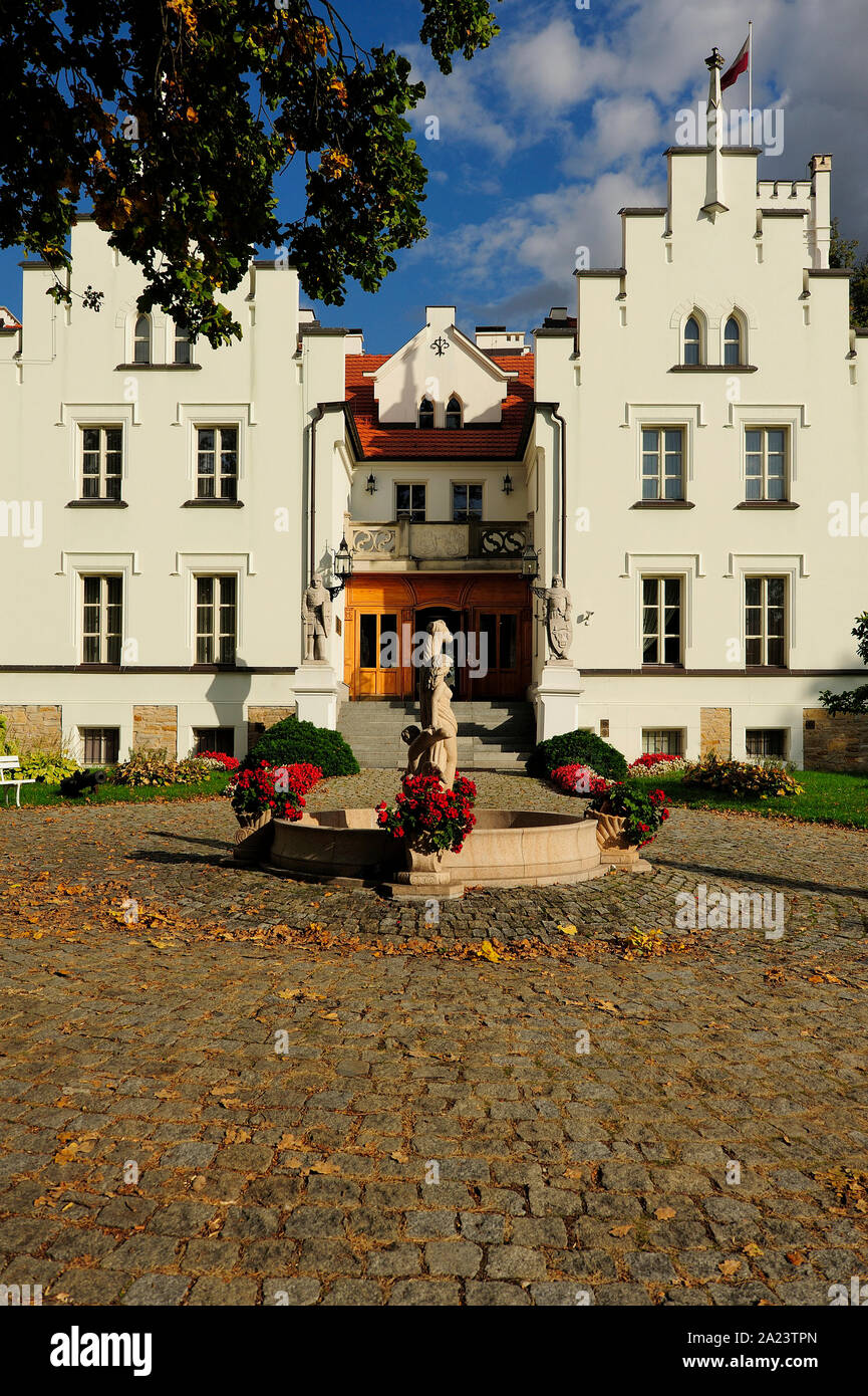 Palazzo in Sulislaw, voivodato di Opole, neo-gotico, vecchio, storia, Cavalieri Templari, Guglielmo I, Hans Karl conte von Schaffgotsch Foto Stock