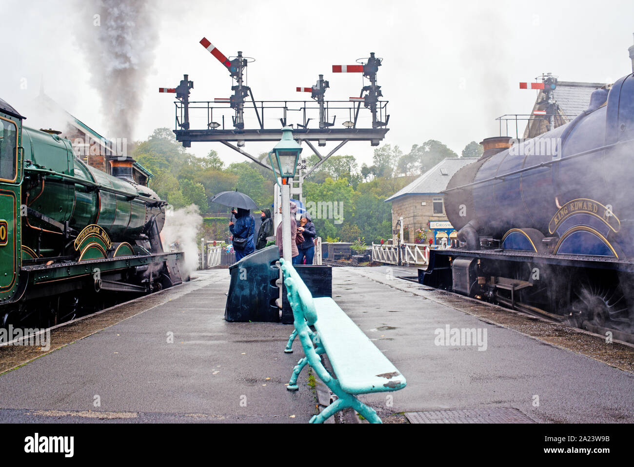 Witherslack Hall e King Edward 11 a Grosmont, North Yorkshire Moors Railway, Inghilterra, 29 Settembre 2019 Foto Stock