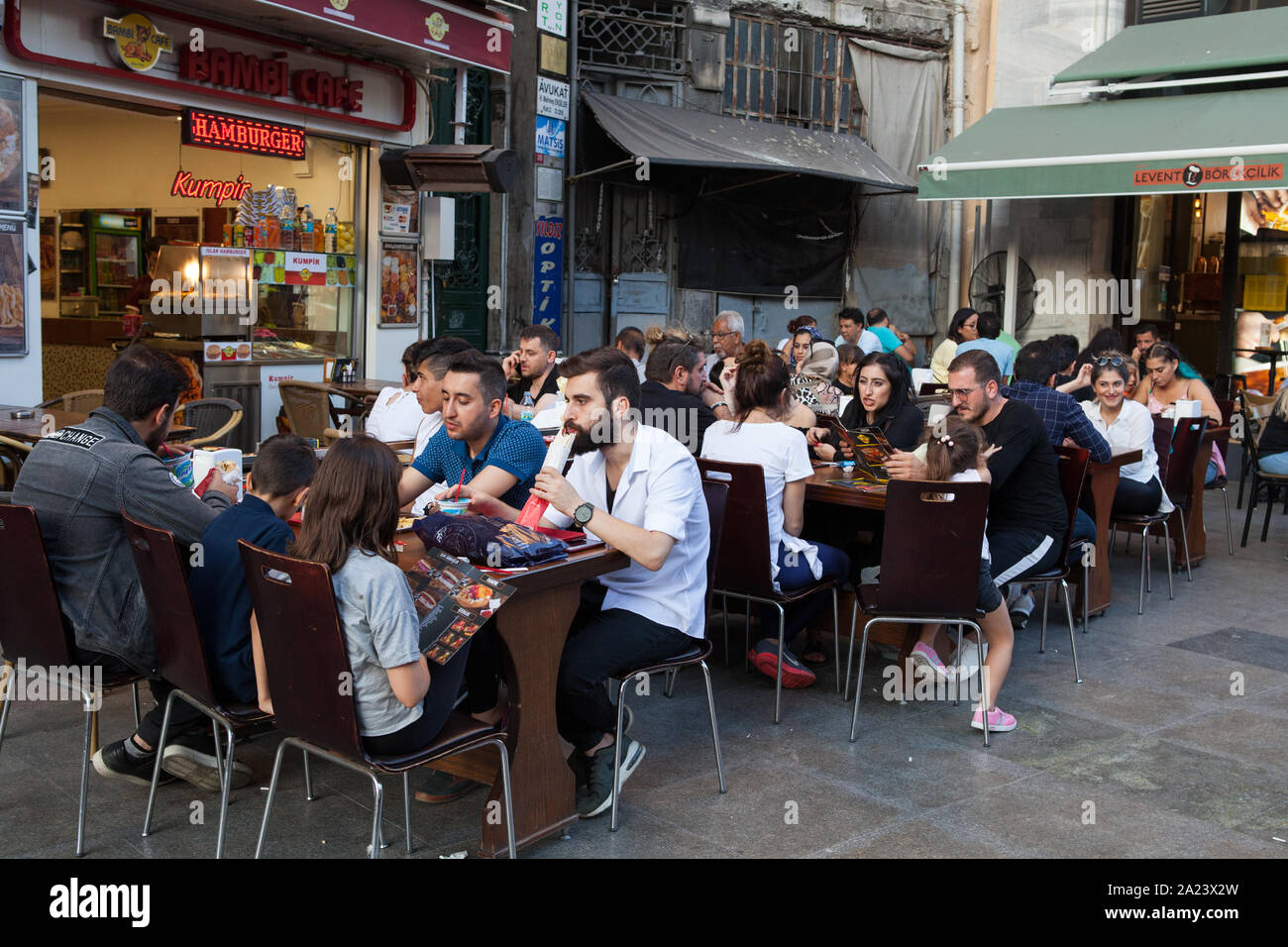 Occupato cafè & restaurant ad Istanbul in Turchia Foto Stock