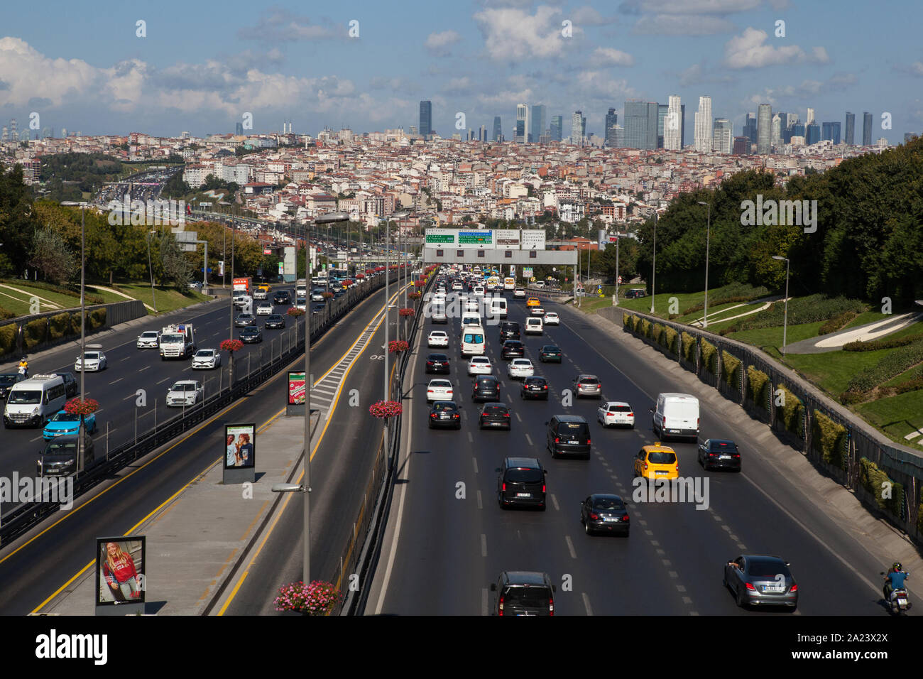 L'autostrada che conduce in Istanbul con un panorama della città in background Foto Stock