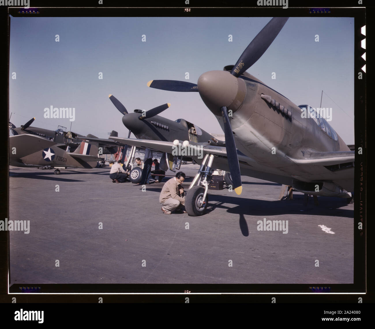 P-51 (Mustang) aerei da combattimento in fase di preparazione per la prova di volo presso il campo della North American Aviation, Inc., impianti a Inglewood, California Foto Stock