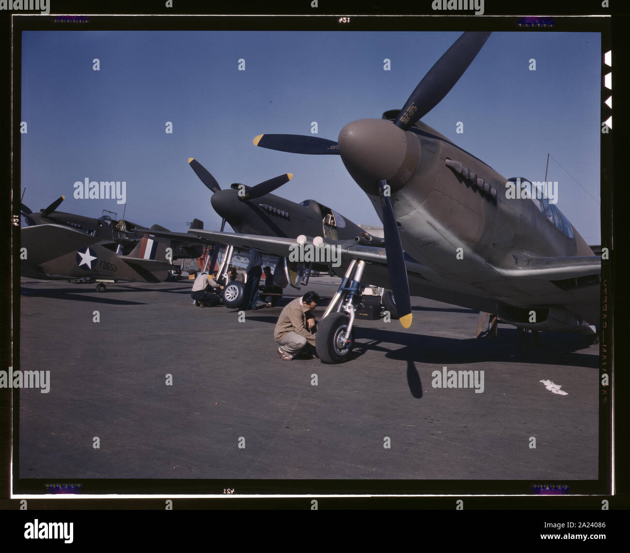 P-51 (Mustang) aerei da combattimento in fase di preparazione per la prova di volo presso il campo di North American Aviation, Inc., impianti a Inglewood, California Foto Stock