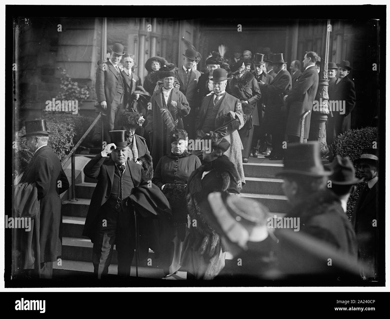 PAN AMERICAN MASS. La Giornata del ringraziamento a ST. PATRICK'S. La Folla lasciando ST. PATRICK'S. Segretario LANE, anteriore sinistro; GEN. SCOTT, CENTRO A DESTRA; giudice William H. DELACEY, in alto a sinistra Foto Stock