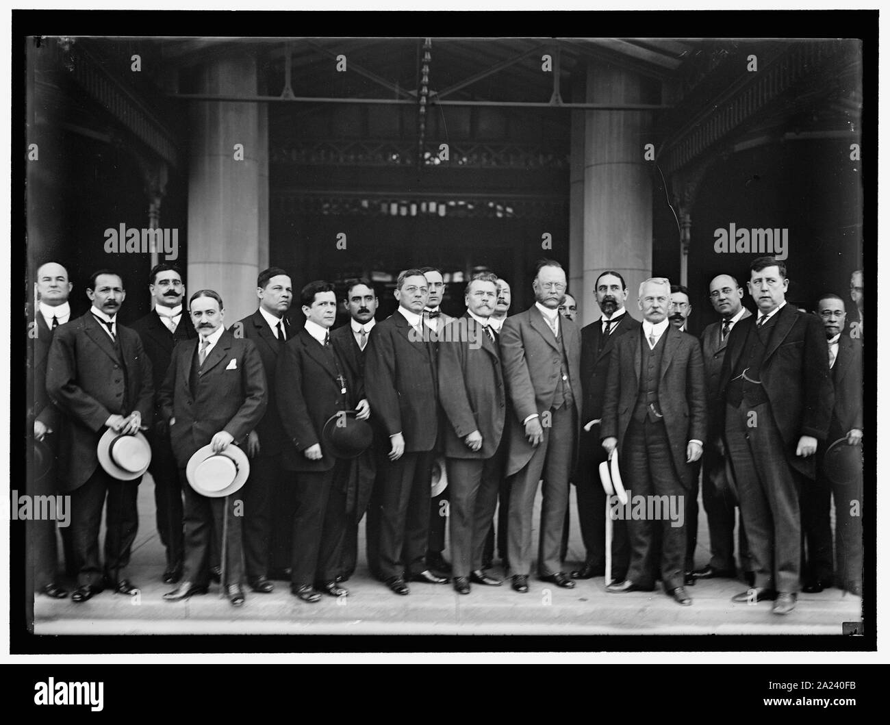 PAN AMERICAN TRADE incontro al Willard HOTEL. Chiamato da Giovanni Barrett. CLARENCE OWEN; GEN. CHAMORRO; UNIDENTIFIED; Ministro CESPEDES DI CUBA; 3 UNIDENTIFIED; Ministro MENDEZ; UNIDENTIFIED A POSTERIORI; IL MINISTRO DE PENA; UNIDENTIFIED A POSTERIORI; SEC. REDFIELD; UNIDENTIFIED A POSTERIORI; Ministro PEZET; UNIDENTIFIED; Anteriore; posteriore non identificato; JOHN BARRETT; segretario privato di s. BRYAN non identificato; Foto Stock