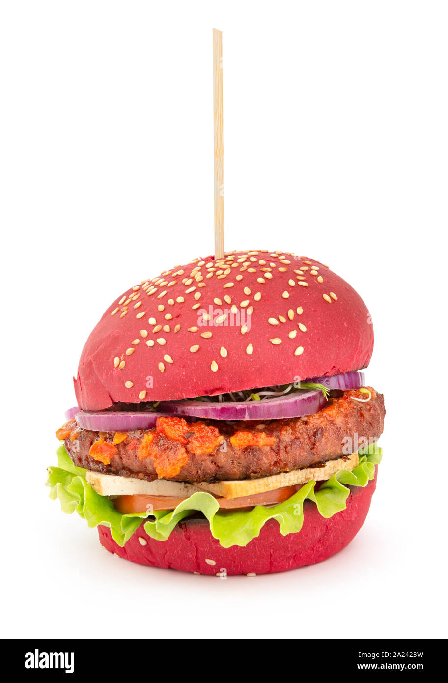 Vegan burger con pane rosso, tofu formaggio e verdure Foto Stock