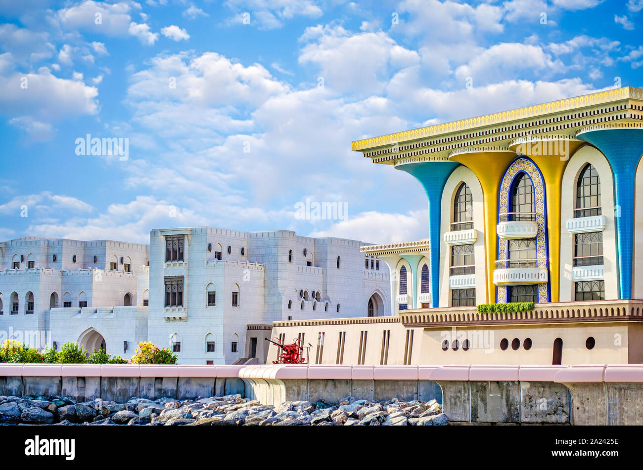 Palazzo colorato con marmo edifici affacciati sul mare. Da Muscat Oman. Foto Stock