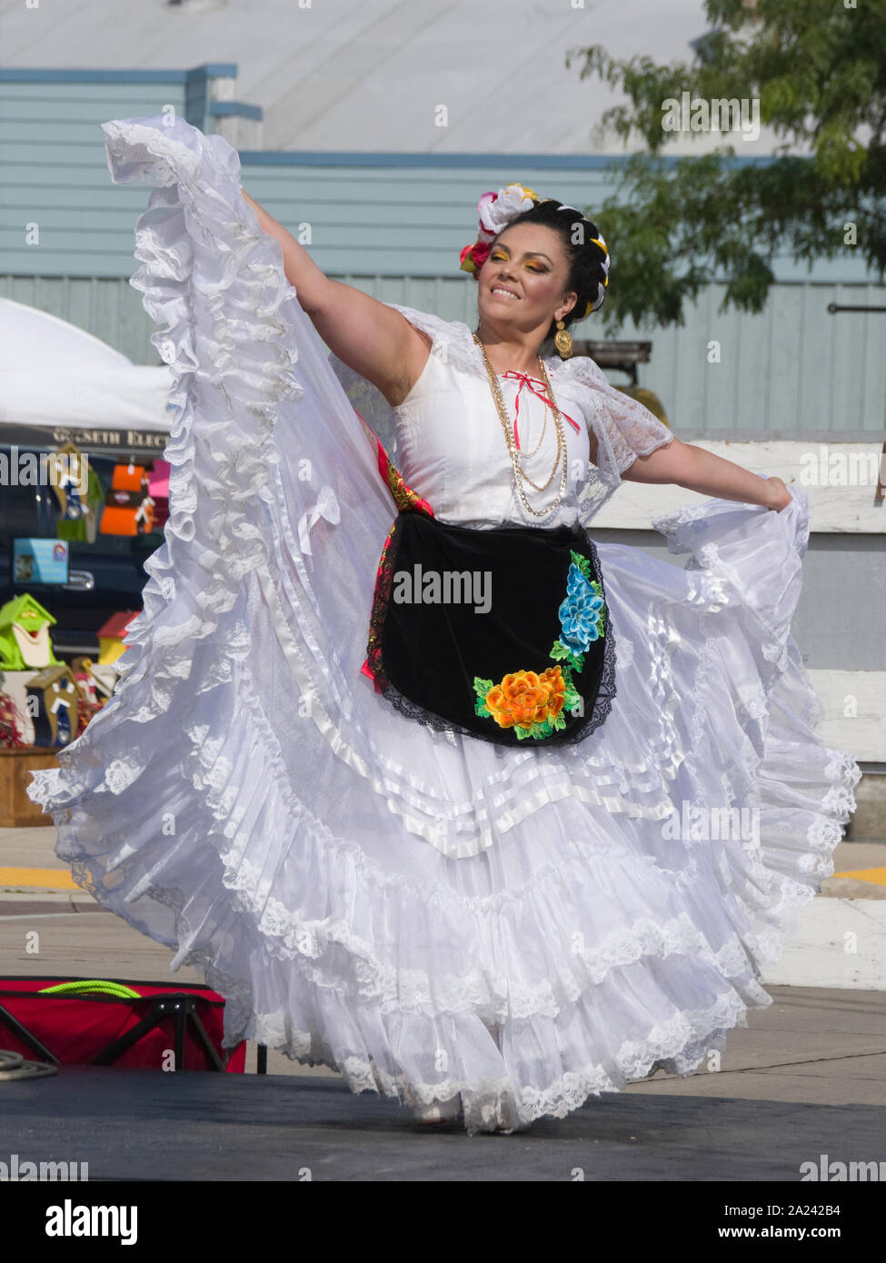 Danzatrice con il Balletto Folklorico Nacional di eseguire la tradizionale danza messicano a due fiumi, Wisconsin etnico Fest. Foto Stock