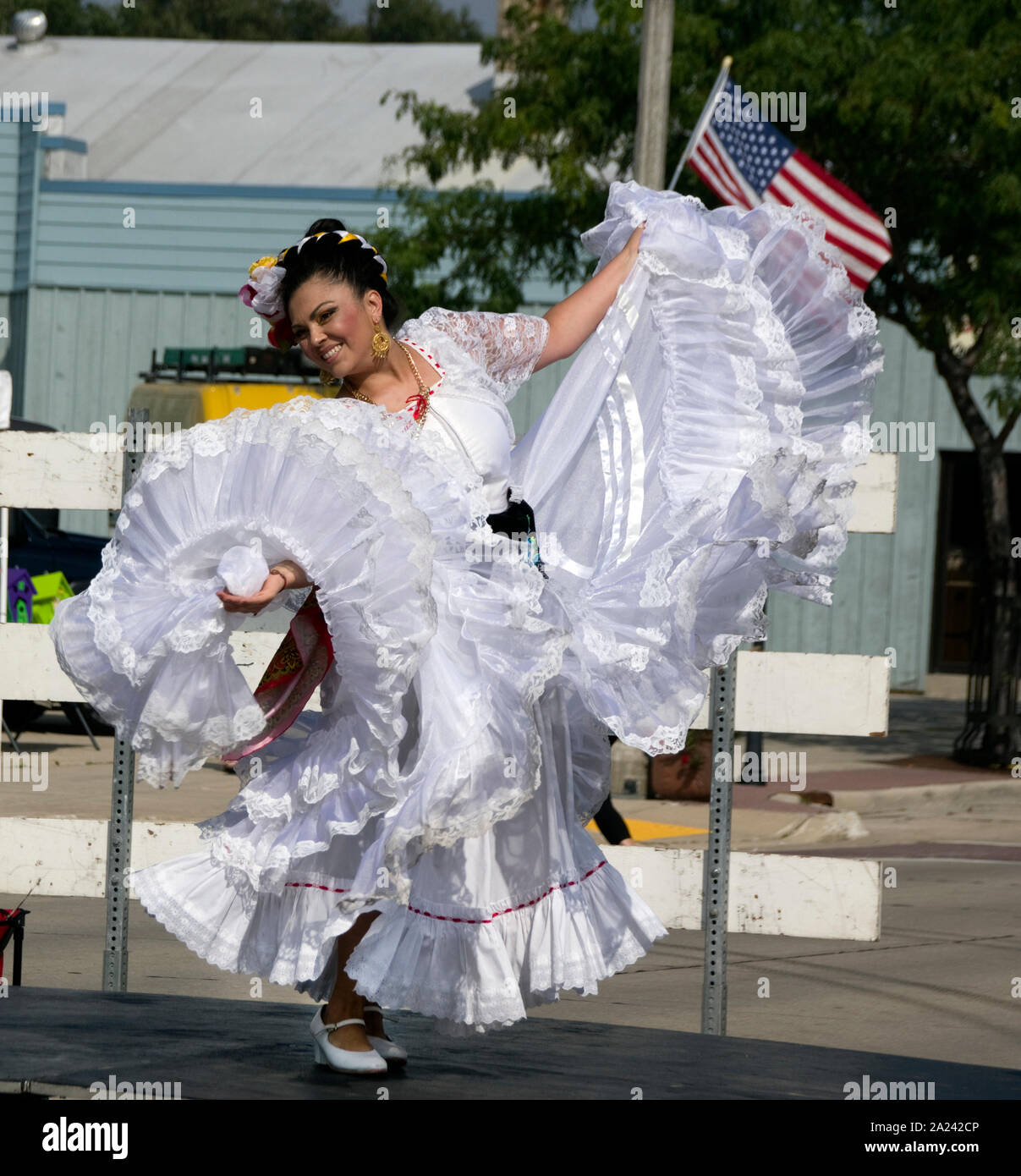 Danzatrice con il Balletto Folklorico Nacional di eseguire la tradizionale danza messicano a due fiumi, Wisconsin etnico Fest. Foto Stock
