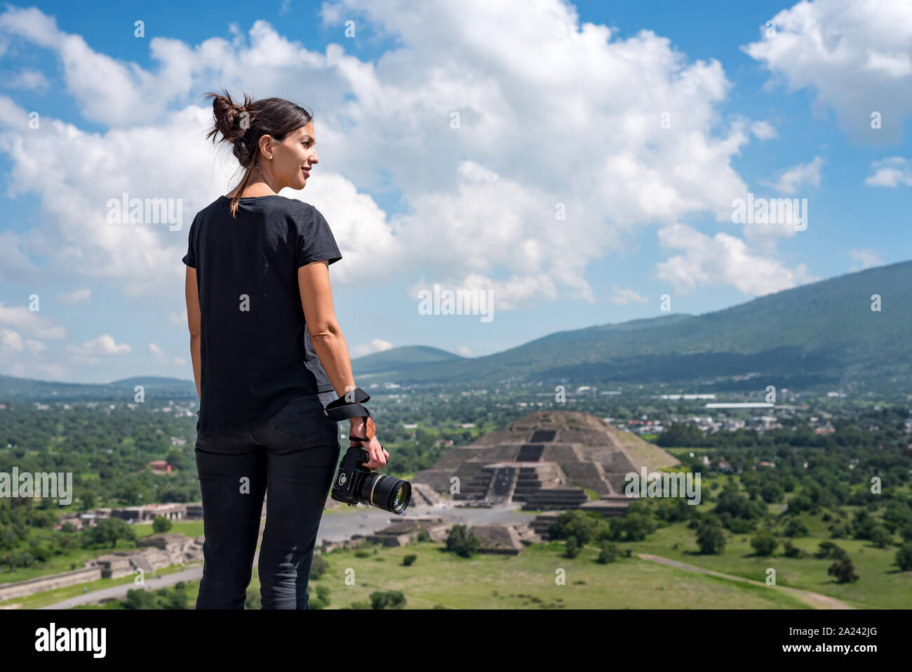 Donna di scattare le foto del Viale dei Morti e Piramide della Luna a Teotihuacan rovine, Messico Foto Stock