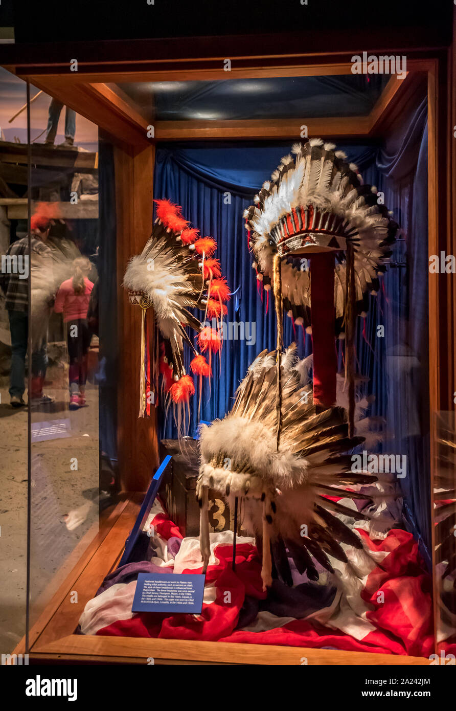 Selvaggina di penna Native American copricapo (regalia) Indossato da uomini di Plateau, sebbene ispirato da pianure tribù, a High Desert Museum in curva, Oregon. Foto Stock