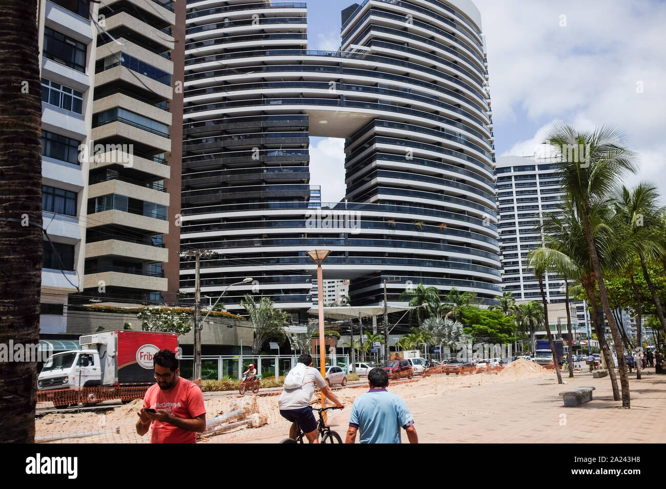 Fortaleza Brasile. Il 27 settembre, 2019. La costruzione del nuovo CE Beira Mar Avenue a Fortaleza CE prevede una serie di aree urbane e miglioramenti per la mobilità lungo la strada, così come la costruzione di una nuova passerella lungo tutta la lunghezza del tratto tra la spiaggia di Meireles e Mucuripe Cove. Credito: Cláudio Ferreira/FotoArena/Alamy Live News Foto Stock