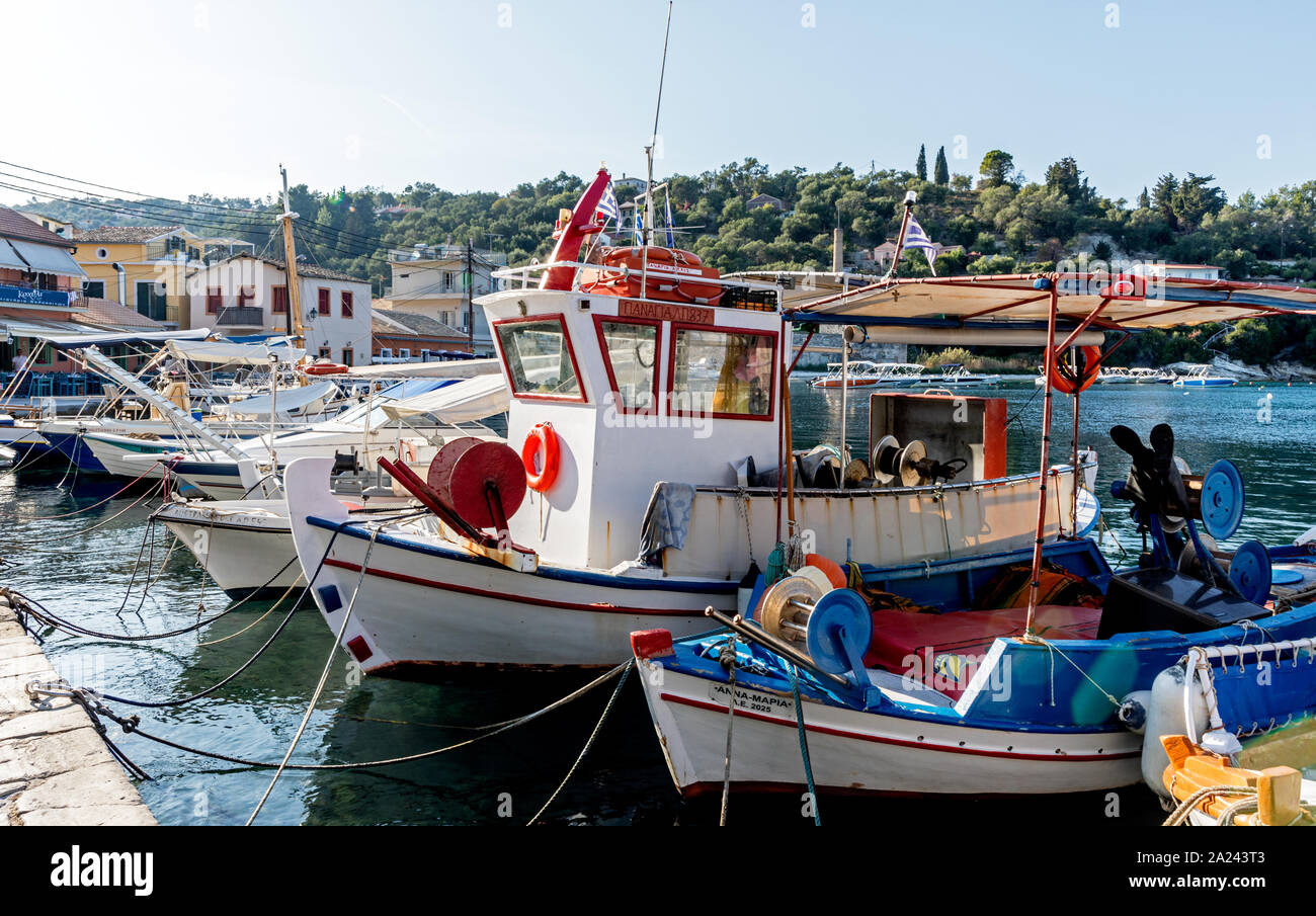 Barche da pesca nel porto di Loggos Paxos isole Greche - Grecia Foto Stock