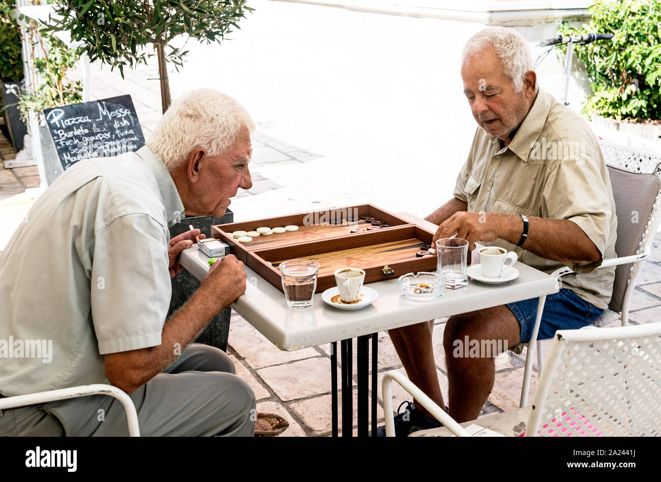 Gli uomini greci Giocare a Backgammon Città Gaios Paxos isole Greche - Grecia Foto Stock