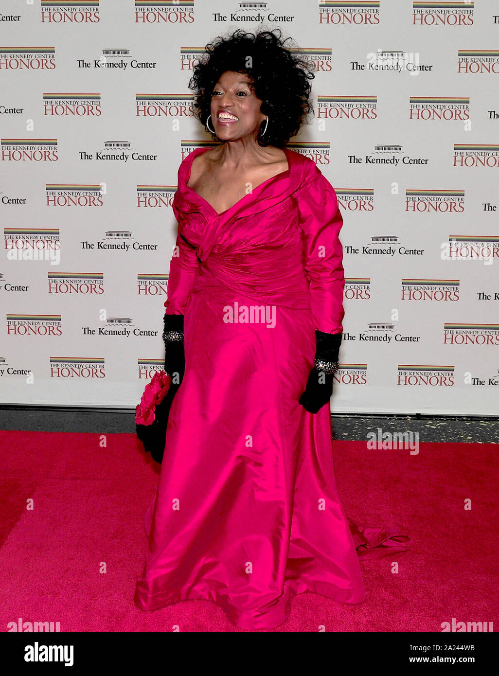 ***FILE FOTO*** Grammy award-winning cantante lirica Jessye Norman ha passato lontano. Jessye Norman arriva per la formale dell'artista la cena presso gli Stati Uniti il Dipartimento di Stato a Washington, DC il Sabato, 4 dicembre 2010. Credito: Ron Sachs/CNP /MediaPunch Foto Stock