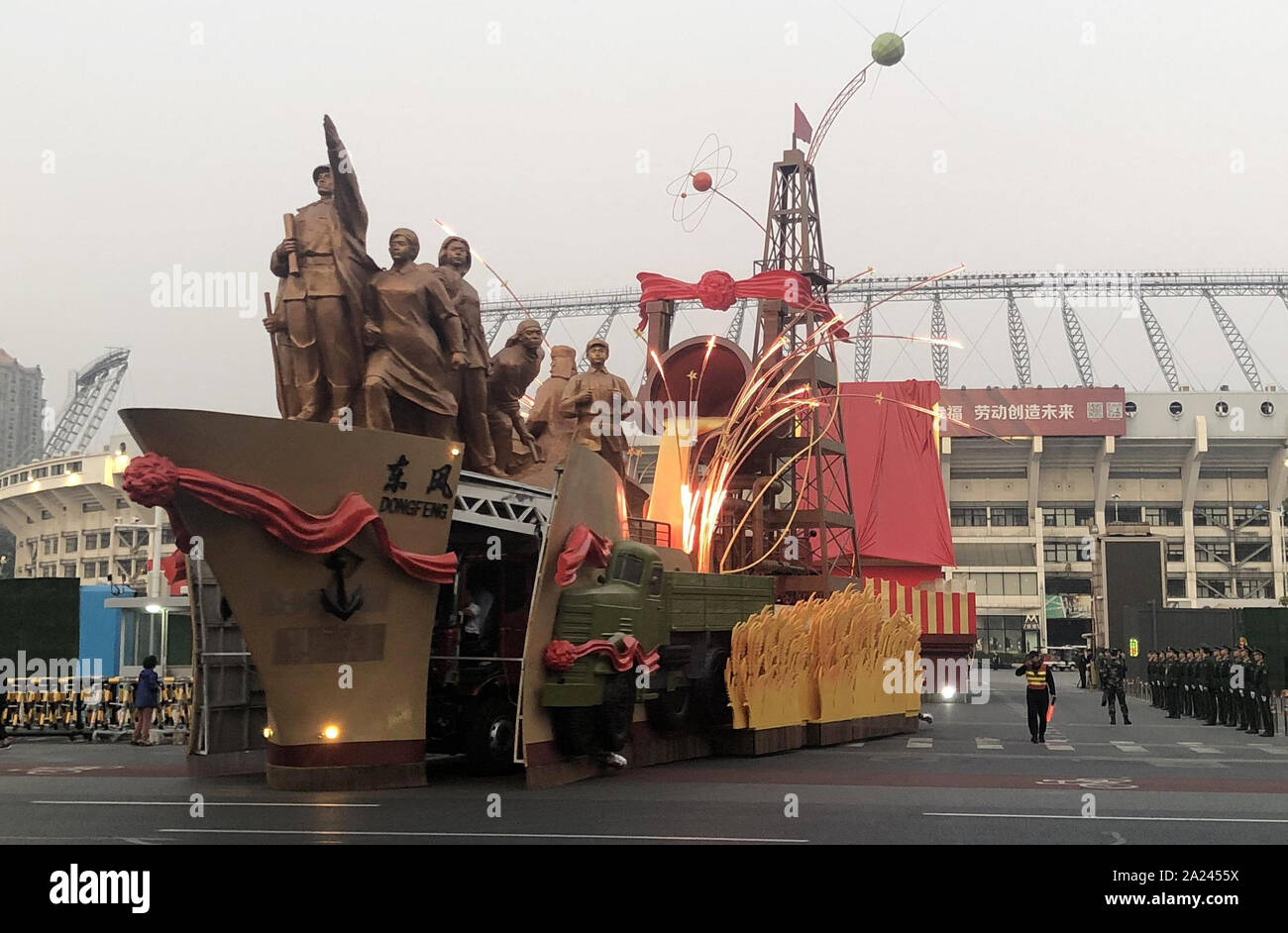 Pechino, Cina. 1 Ott 2019. Un galleggiante si sposta in un luogo designato dai lavoratori complesso sportivo per preparare le celebrazioni per il settantesimo anniversario della fondazione della Repubblica Popolare Cinese (PRC) a Pechino, capitale della Cina, 1 ottobre, 2019. Credito: Lin Hong/Xinhua/Alamy Live News Foto Stock