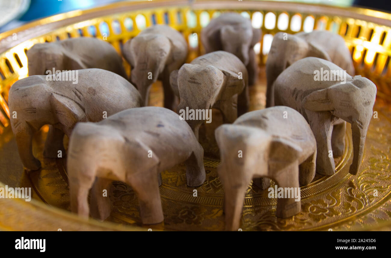 Un branco di elefanti di legno in un vassoio come souvenir per turisti Foto Stock
